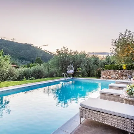Citrus Charm Farmhouse, Country וילה