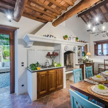 Citrus Charm Farmhouse, Country וילה *