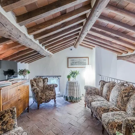 Citrus Charm Farmhouse, Country וילה